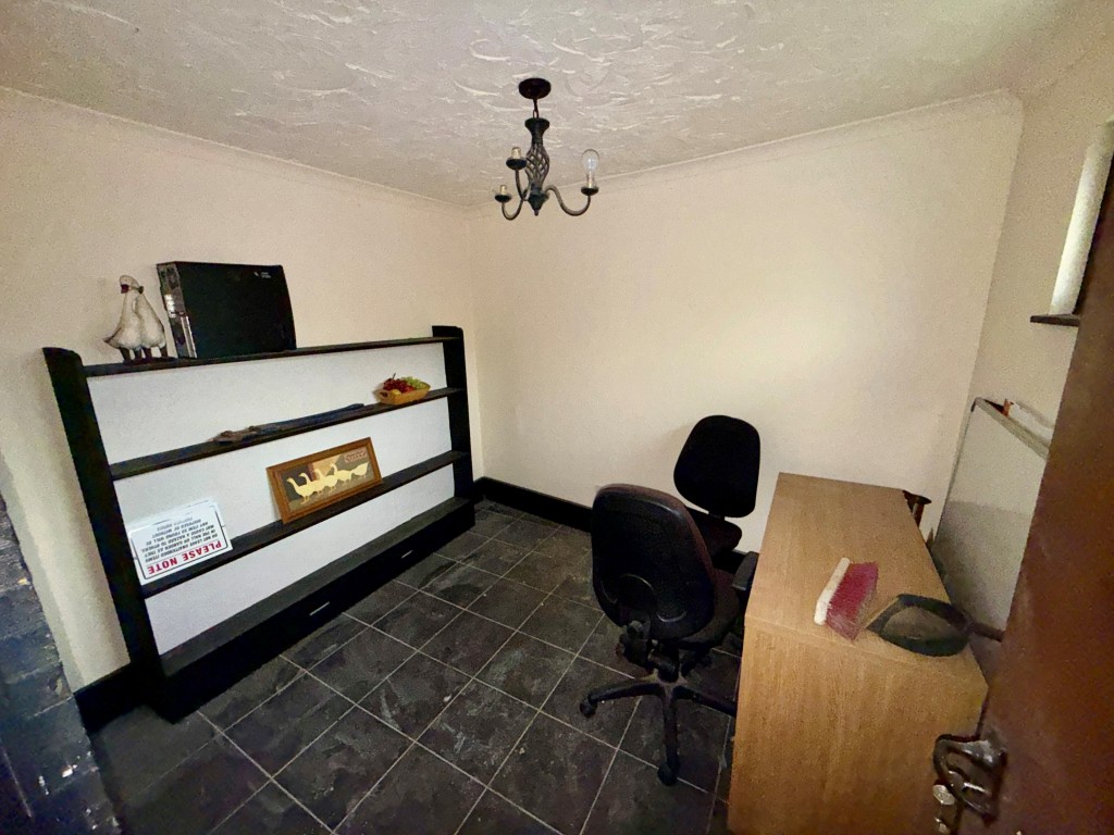 Lot: 48 - MIXED-USE INVESTMENT IN TOWN CENTRE - Office two